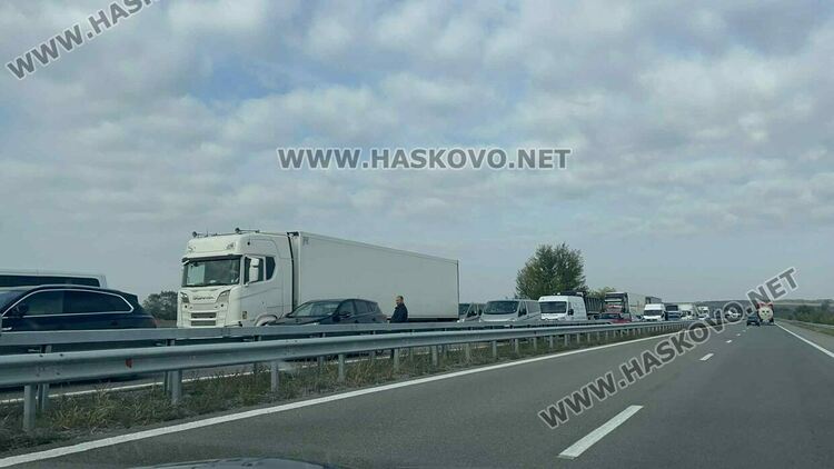 Тир с тоалетна хартия катастрофира и затвори АМ „Марица“