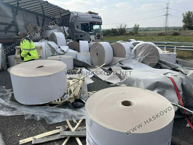 Тир с тоалетна хартия катастрофира и затвори АМ „Марица“