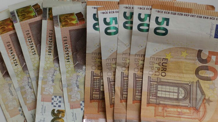 Плащаме в две валути само през януари, двойните етикети остават до август