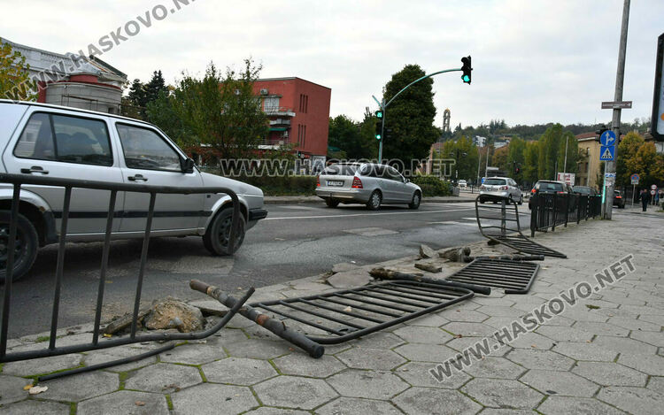 Кола разби огражденията край Бизнес центъра в Хасково