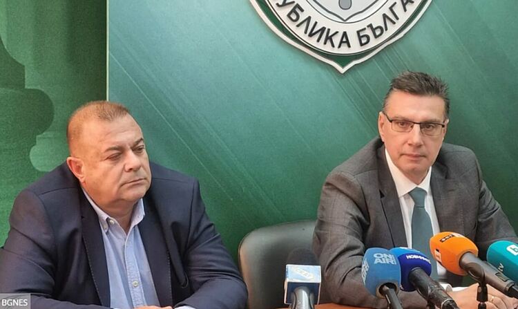  Тройното убийство в Бургаско: Жертвите първо намушкани с нож, после застреляни