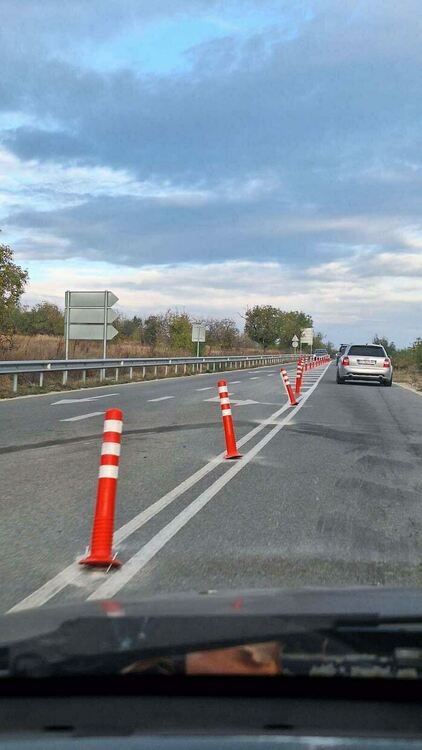 Ограничителните стълбчета на пътя Асеновград - Кърджали вече са счупени, само ден след поставянето им 