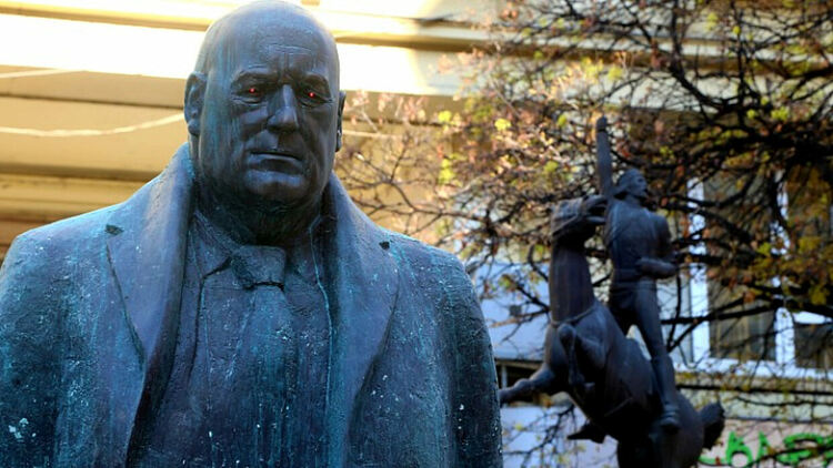 Паметникът...