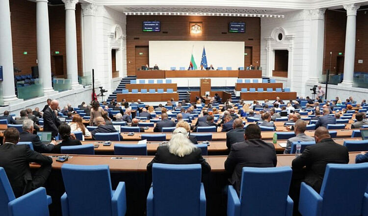 Парламентът заработи, блокадата падна