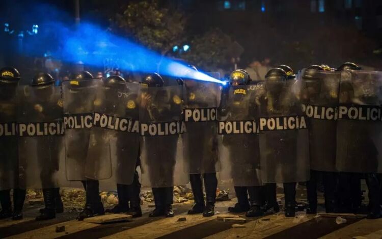 Протестите в Перу започнаха преди месец с искания за по-добри пенсии и заплати за младите хора.