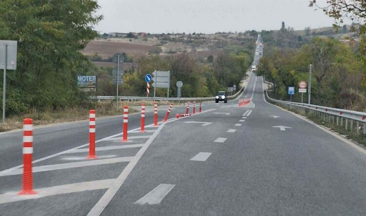 Ограничителните стълбчета на пътя Асеновград - Кърджали вече са счупени, само ден след поставянето им 