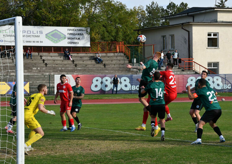 „Нефтохимик“ с минимална победа над десетима от „Хасково“