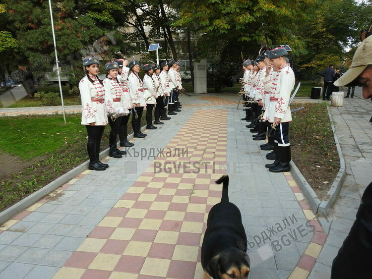 Бездомните кучета на града сред официалните лица в Деня на Кърджали/снимки/