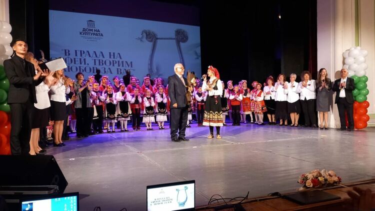 Празничният концерт по повод 21 октомври – Деня на Кърджали, препълни залата на Дома на културата 