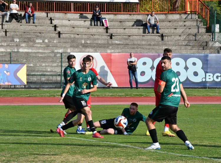 „Нефтохимик“ с минимална победа над десетима от „Хасково“