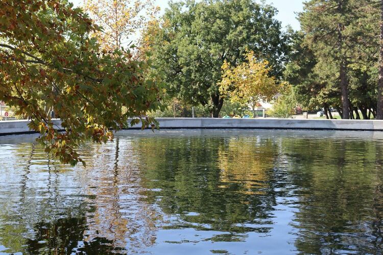 Пуснаха лодки в езерото на „Кенана“, кметът Станислав Дечев се повози