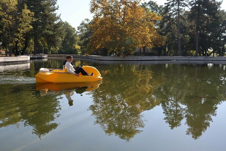 Пуснаха лодки в езерото на „Кенана“, кметът Станислав Дечев се повози