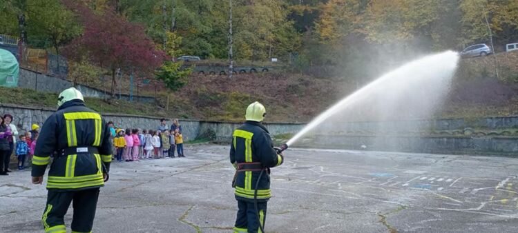 Малките „огнеборци“ участваха в тренировка за евакуация при пожар