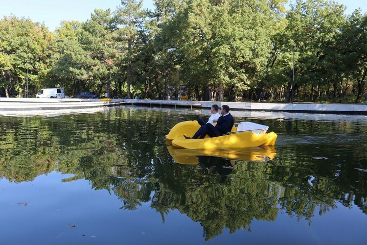 Пуснаха лодки в езерото на „Кенана“, кметът Станислав Дечев се повози