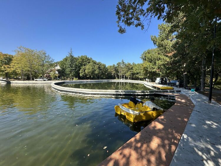 Пуснаха лодки в езерото на „Кенана“, кметът Станислав Дечев се повози