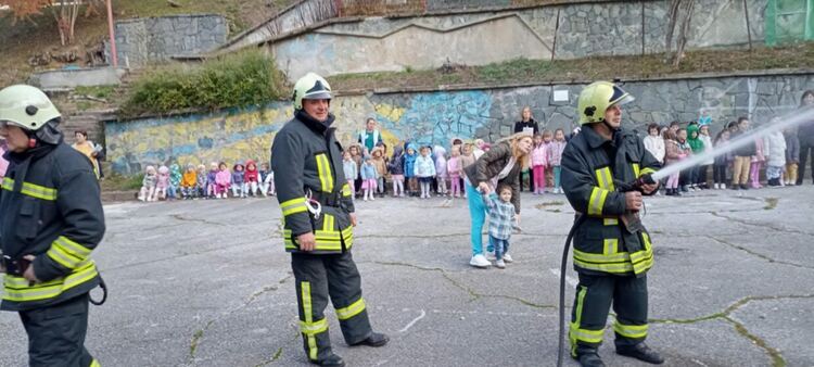 Малките „огнеборци“ участваха в тренировка за евакуация при пожар
