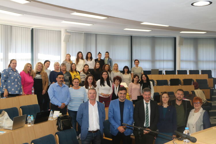 Учители се обучаваха по темата "Изкуствен интелект - възможности, инструменти и приложения в образованието". 