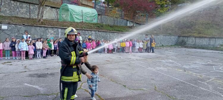 Малките „огнеборци“ участваха в тренировка за евакуация при пожар