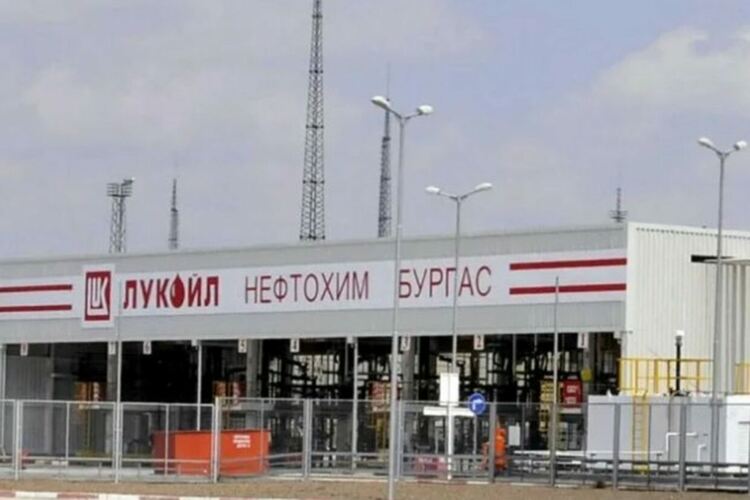 Засягат ли България санкциите на САЩ срещу „Лукойл“?