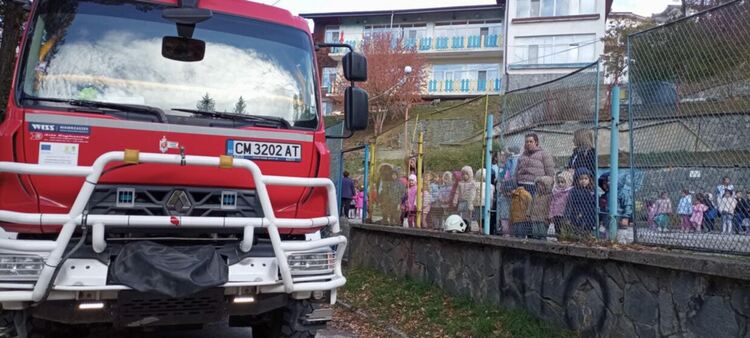 Малките „огнеборци“ участваха в тренировка за евакуация при пожар