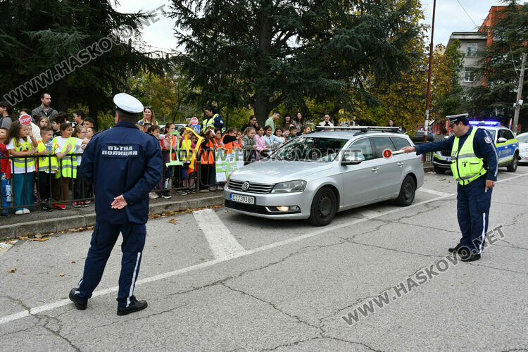 Деца изненадаха шофьори с детски рисунки пред ОУ „Любен Каравелов“ в Хасково