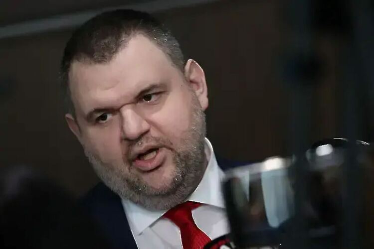 ДБ пускат сигнал до САЩ, че Пеевски е нарушил санкциите по "Магнитски", 