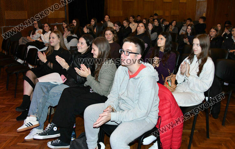 Книжен базар с кауза и дискусия „Поезията в дигиталния свят“ са част от национален конкурс в Хасково