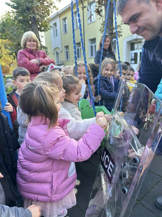 Урок по безопасно движение в градска среда и демонстрация с полицейско куче в детска градина в Кърджали