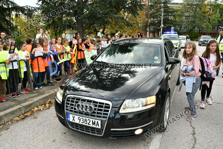 Деца изненадаха шофьори с детски рисунки пред ОУ „Любен Каравелов“ в Хасково