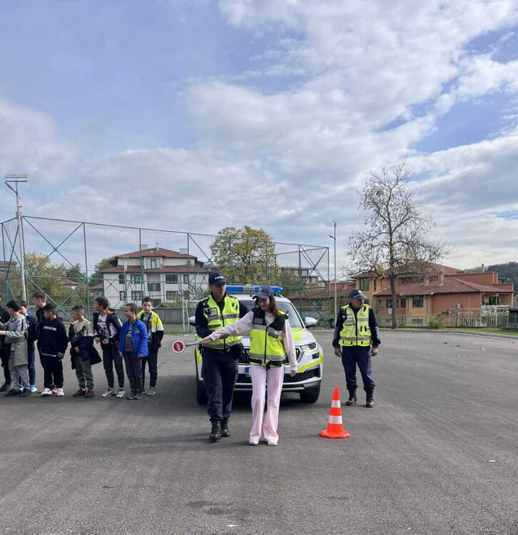 Урок по безопасно движение в градска среда и демонстрация с полицейско куче в детска градина в Кърджали