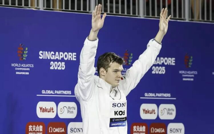 Хуберт Кош е вдигнал триумфално ръце след награждаването си като световен шампион на 200 м гръб на първенството в Сингапур през август - неговата трета планетарна титла в дисциплината и втора в голям басейн.