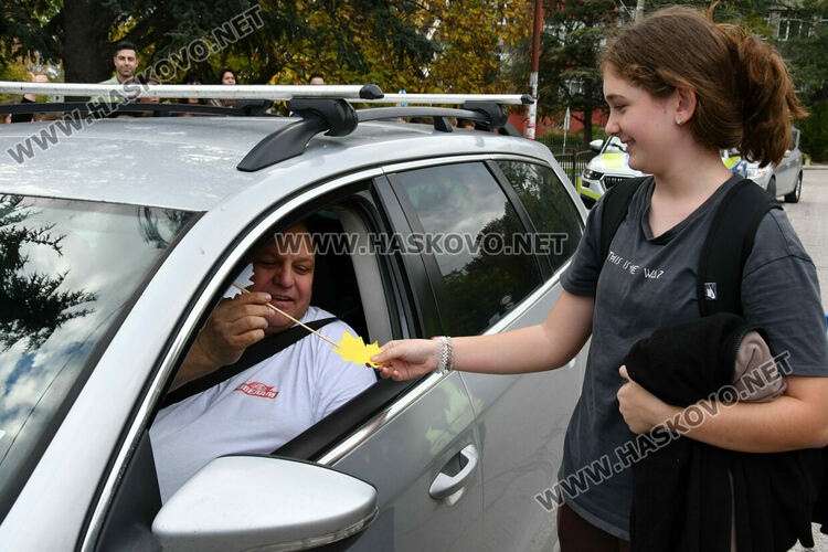 Деца изненадаха шофьори с детски рисунки пред ОУ „Любен Каравелов“ в Хасково