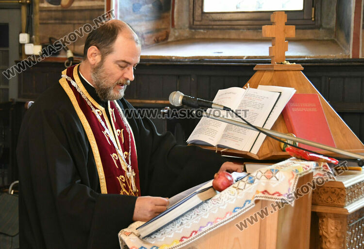 Отслужиха молебен за здраве и утеха на децата с увреждания в църквата „Св. архангели Михаил и Гавраил“ в Хасково