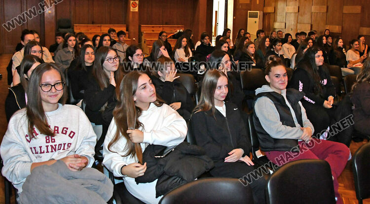 Книжен базар с кауза и дискусия „Поезията в дигиталния свят“ са част от национален конкурс в Хасково