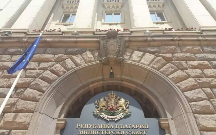 Правителството заседава извънредно заради санкциите срещу „Лукойл“