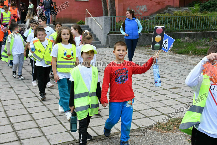 Деца изненадаха шофьори с детски рисунки пред ОУ „Любен Каравелов“ в Хасково