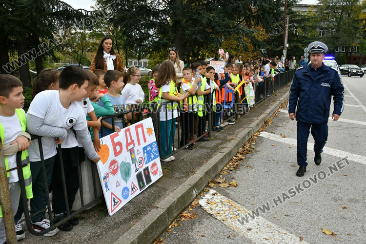 Деца изненадаха шофьори с детски рисунки пред ОУ „Любен Каравелов“ в Хасково