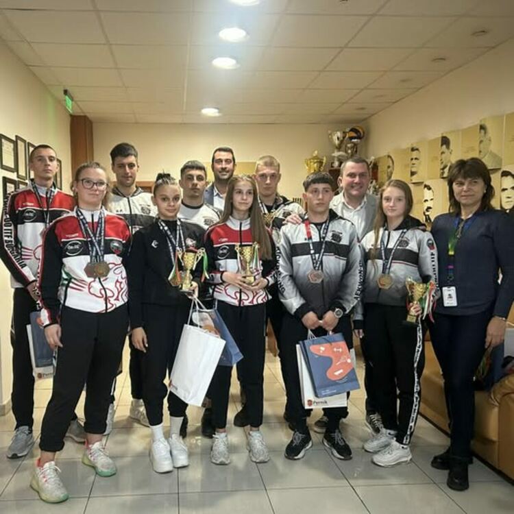 Кметът на Перник Станислав Владимиров се срещна с пернишките състезатели по таекуон-до