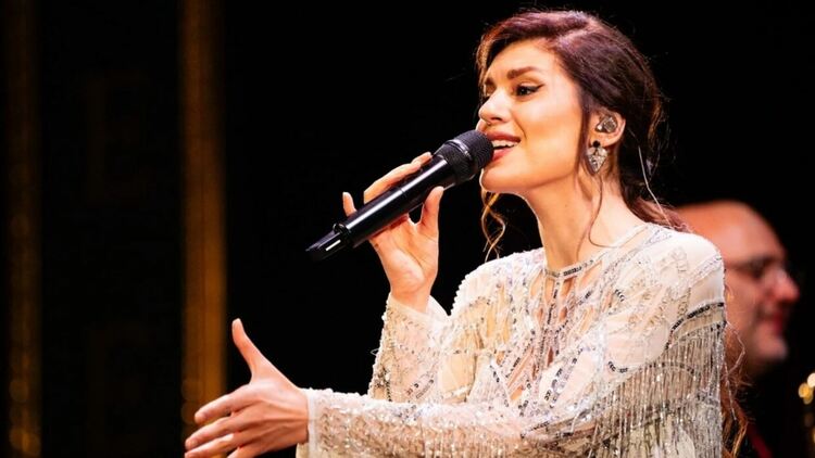 Михаела Филева вече е на коледна вълна, пусна празнична песен