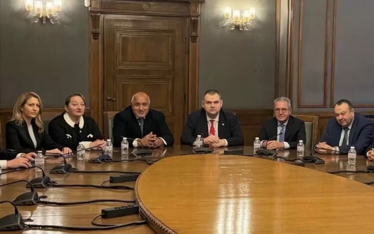 Борисов и Пеевски изглеждат доволни и спокойни, сякаш всичко е наредено, както те го искат.