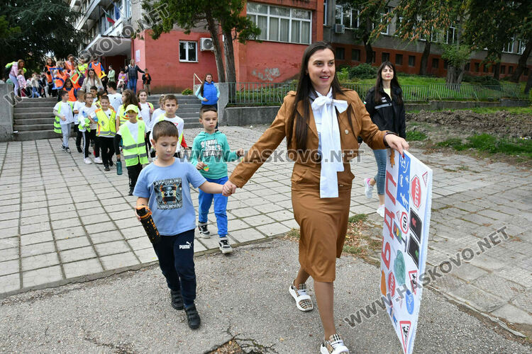 Деца изненадаха шофьори с детски рисунки пред ОУ „Любен Каравелов“ в Хасково