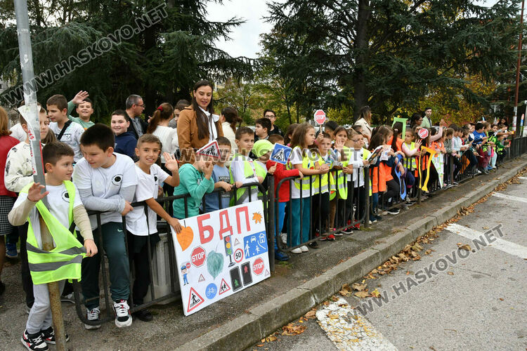 Деца изненадаха шофьори с детски рисунки пред ОУ „Любен Каравелов“ в Хасково