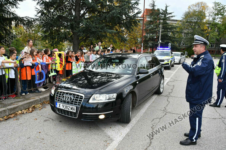 Деца изненадаха шофьори с детски рисунки пред ОУ „Любен Каравелов“ в Хасково