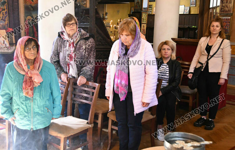 Отслужиха молебен за здраве и утеха на децата с увреждания в църквата „Св. архангели Михаил и Гавраил“ в Хасково
