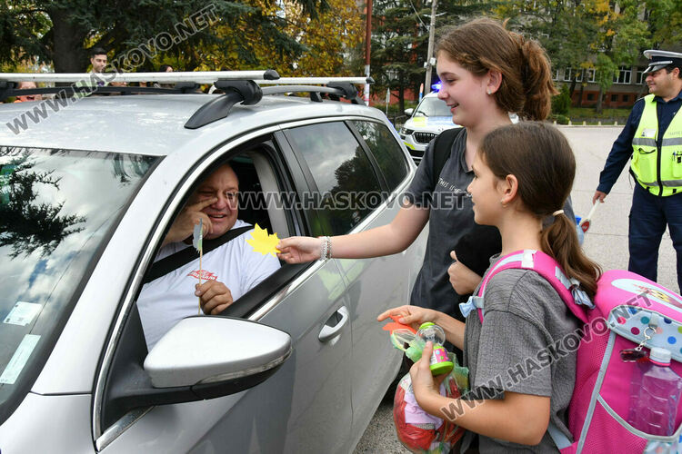 Деца изненадаха шофьори с детски рисунки пред ОУ „Любен Каравелов“ в Хасково