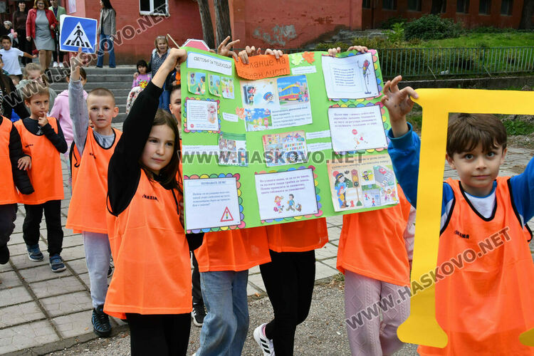 Деца изненадаха шофьори с детски рисунки пред ОУ „Любен Каравелов“ в Хасково