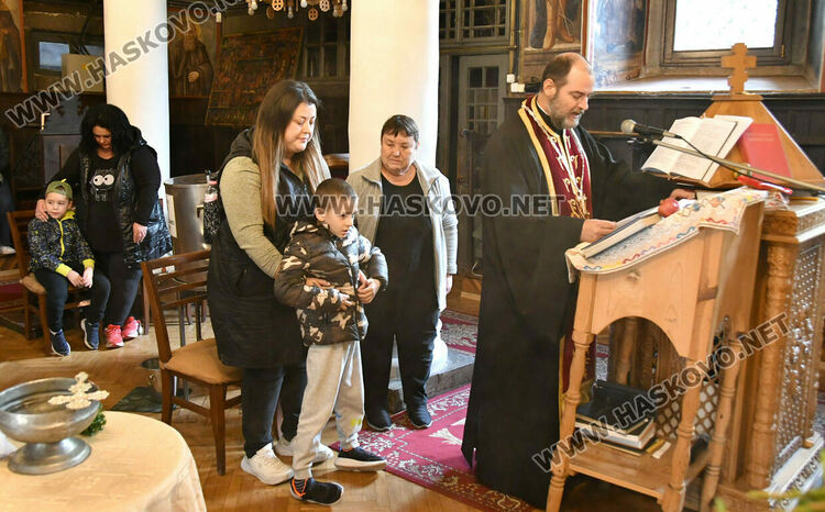 Отслужиха молебен за здраве и утеха на децата с увреждания в църквата „Св. архангели Михаил и Гавраил“ в Хасково