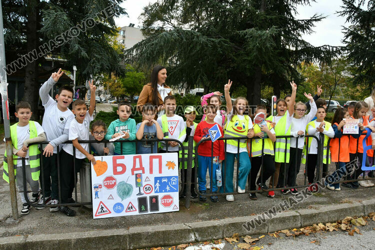 Деца изненадаха шофьори с детски рисунки пред ОУ „Любен Каравелов“ в Хасково