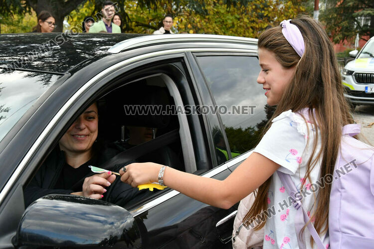 Деца изненадаха шофьори с детски рисунки пред ОУ „Любен Каравелов“ в Хасково