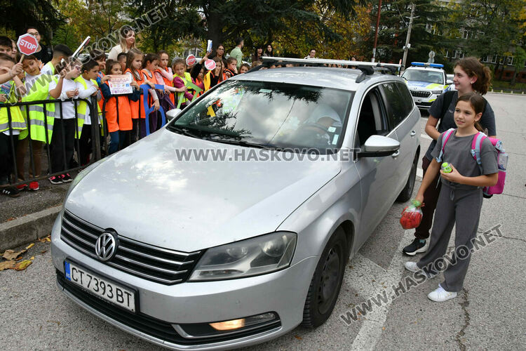 Деца изненадаха шофьори с детски рисунки пред ОУ „Любен Каравелов“ в Хасково